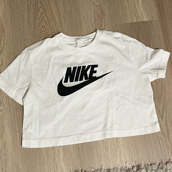 Nike - Women's Sportswear Essential Cropped T-Shirt - Picture 2 of 5